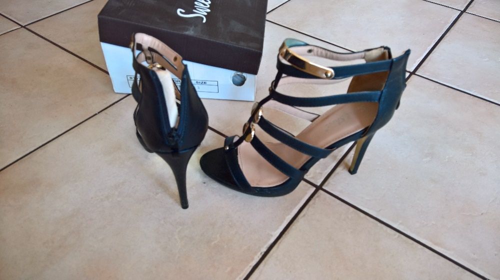Nowe stylowe i eleganckie buty na obcasie