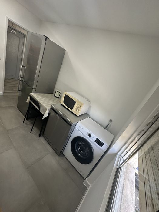 Quarto mobiliado p casal ou familiares c tv e frigorífico no quarto em São Brás Amadora