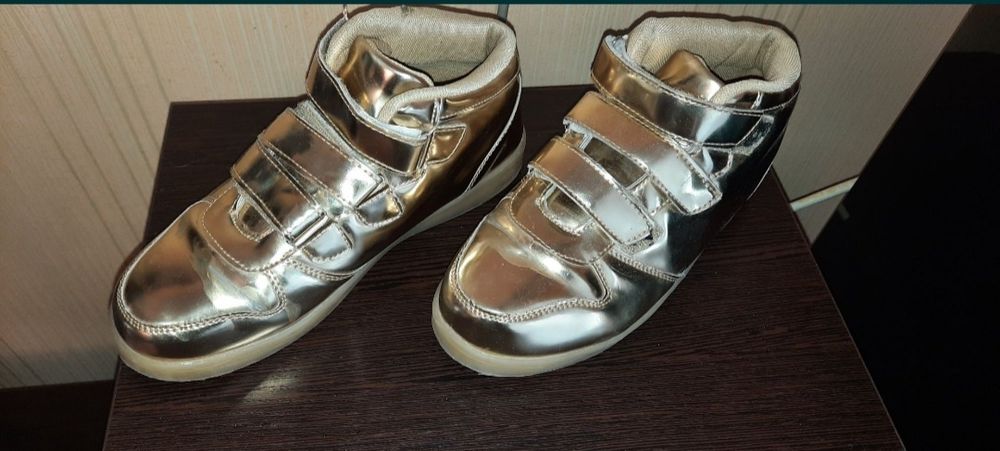 Кроссовки женские