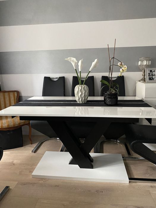 Stół z krzesłami biało czarny kpl .