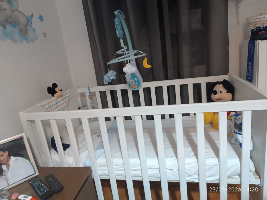 Cama de bebé com colchão
