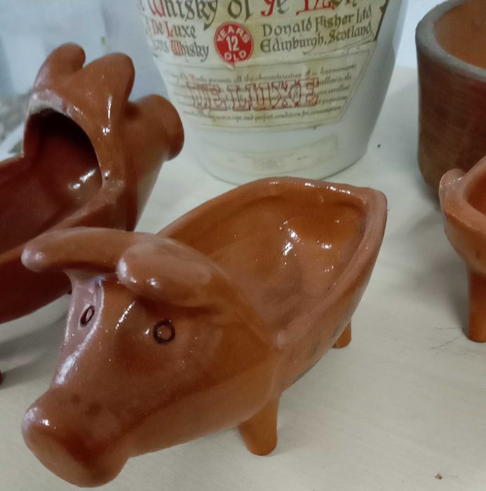 Porquitos, taça e garrafa em barro, tudo por 7€