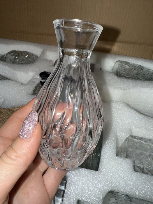 zestaw 12 szklanych wazonów na pąki w różnych kształtach.