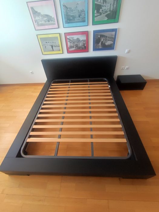 Cama, cómoda e cabeceira.