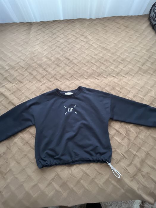 Синя кофта з написом на грудях