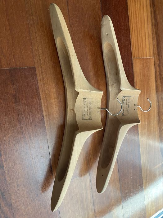 Dois cabides de madeira antigos, Manequim