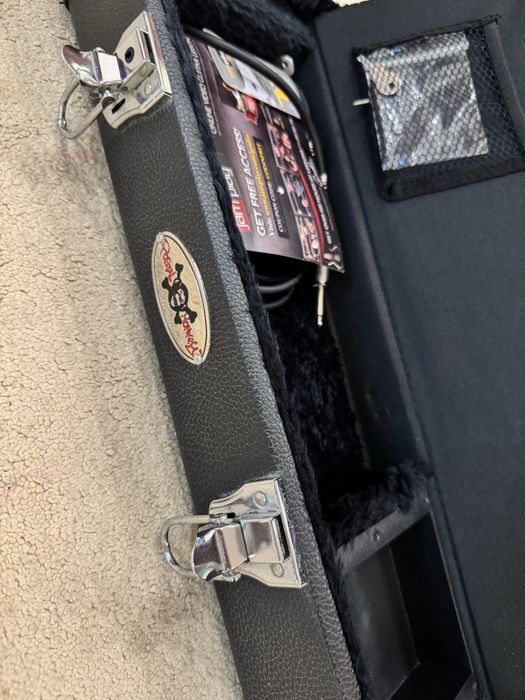 Кейси гітарні - Fender Tweed, Gibson LP 1980, Postal Monkey