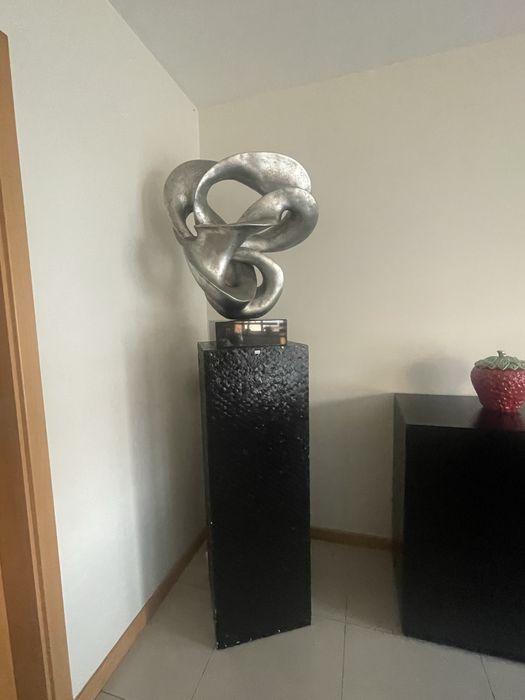 Coluna com peça decorativa