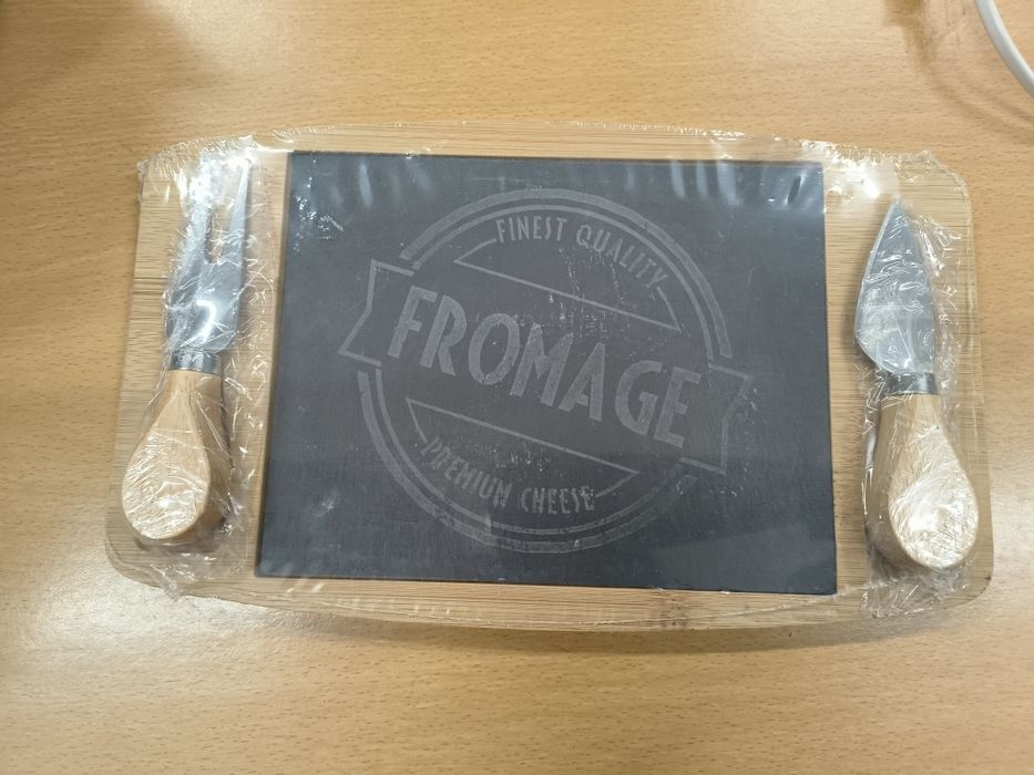 Tábua de queijos nova no plástico