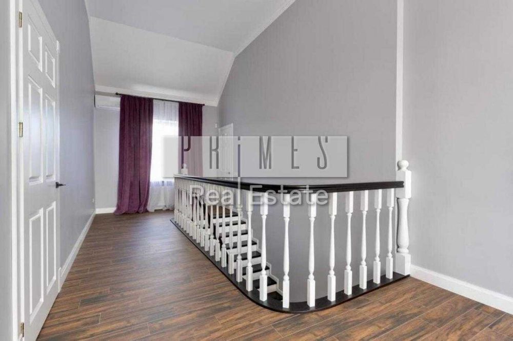 Продаж сучасного котеджу, з терасою та басейном, Романків