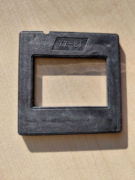 Ramki plastikowe do slajdów 50x50 mm /  okienko 24x36 mm