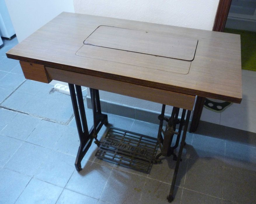 Máquina de costura da marca CROSLEY