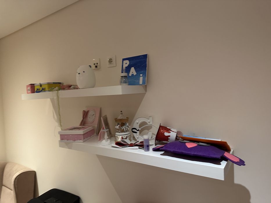 2 prateleiras brancas de parede