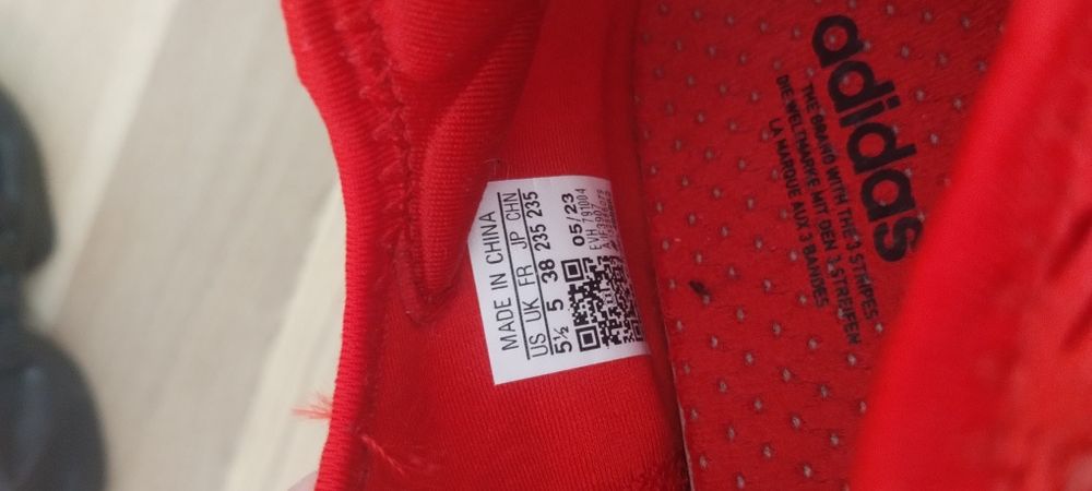 Кросівки Жіночі ADIDAS 37.5