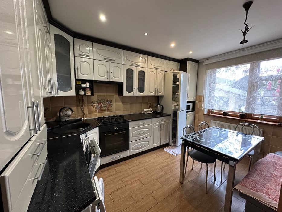 В центрі біля парку півособняк з 2 кухнями та гарному стані 5 кімнат