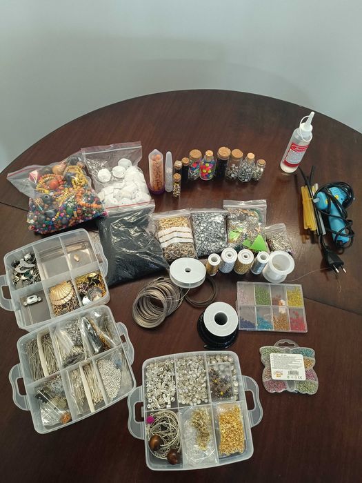 Conjunto de materiais de retrosaria e bijuteria