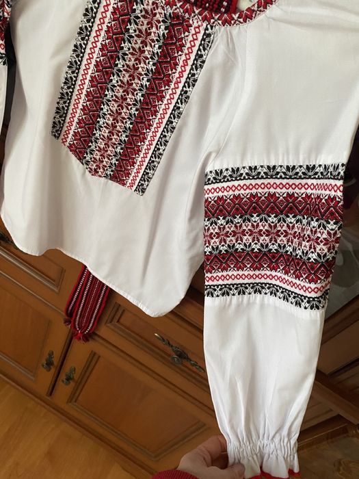 Вишиваночка на дівчинку.