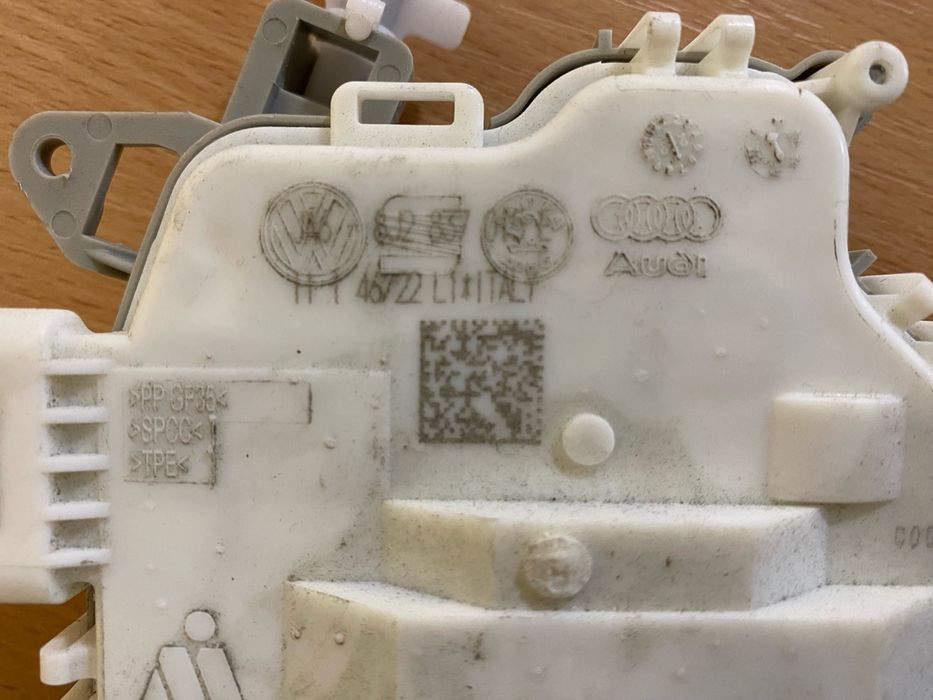 Замок лівої передньої двері Porsche Macan