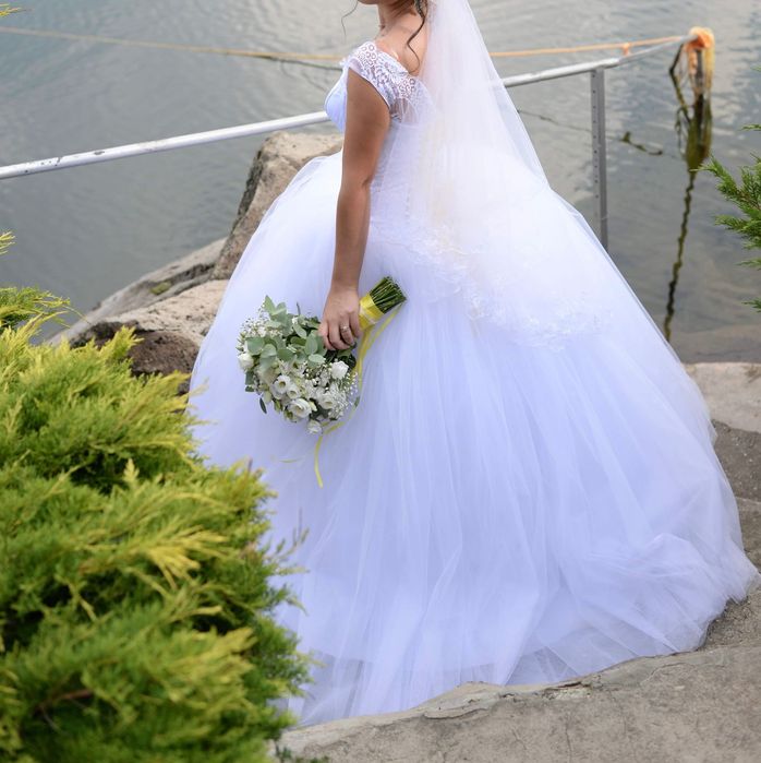 Весільна пишна сукня