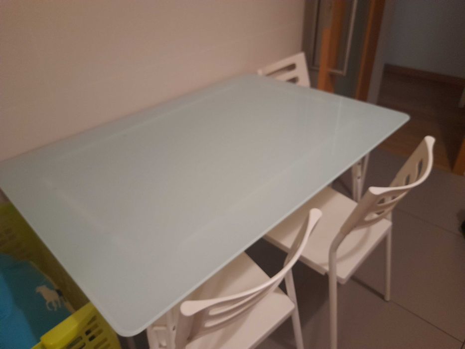 mesa de cozinha e quatro cadeiras