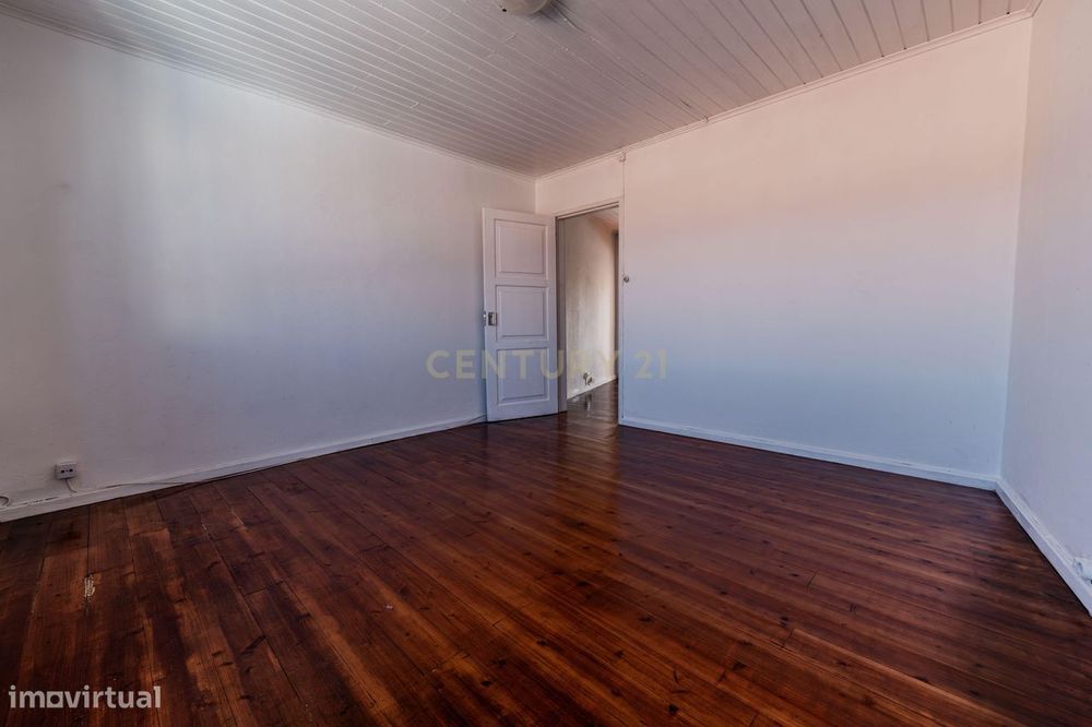 Moradia T3 com Terraço e Vista Mar em Santa Cruz, Lagoa