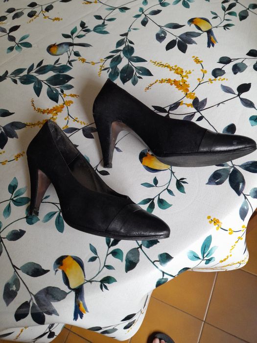 Sapatos pretos em pele e camurça e castanhos em pele com cordões