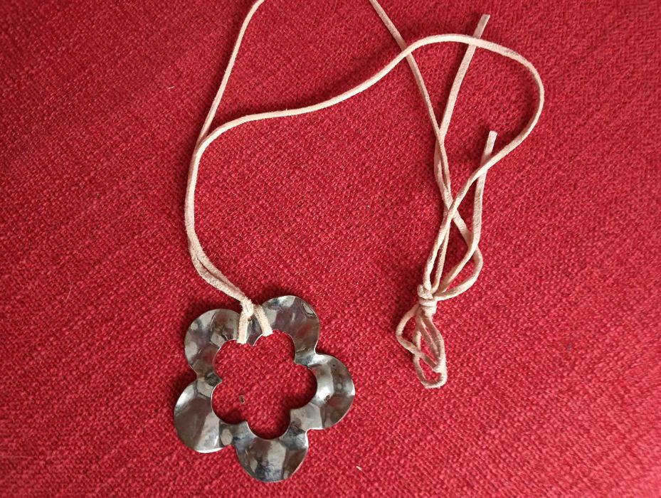 Colar flor em metal e fio ajustável rosa