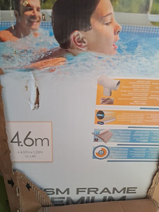 Piscina ainda na caixa