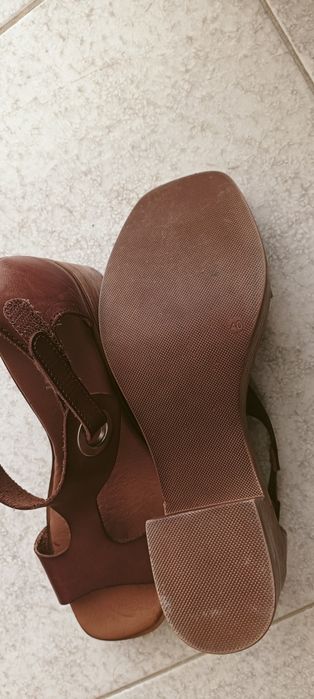 Sandálias castanhas