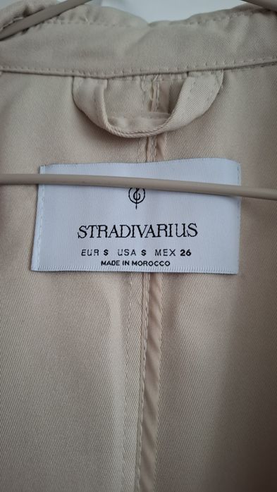 Beżowy płaszcz trencz