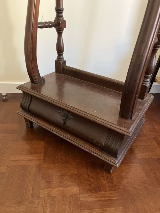 Camiseiro / bengaleiro