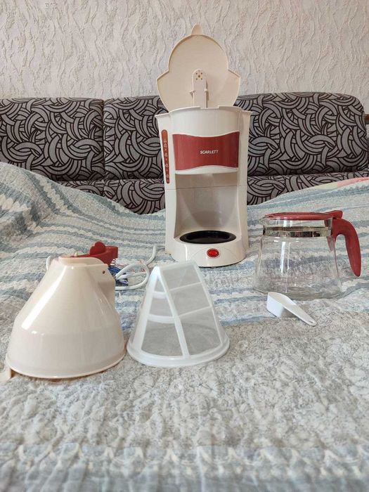 Кофеварка капельная Scarlett SC-1030 новая, приемная чаша с трещиной
