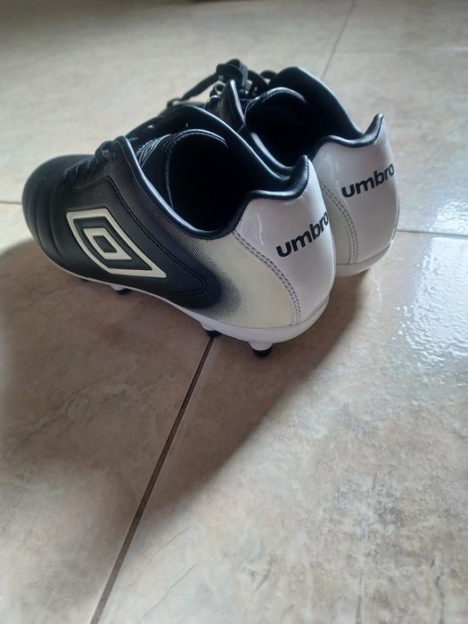 Chuteiras Umbro 35.