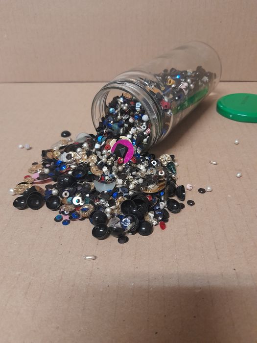 Lote de pequenas missangas, contas e lantejoulas