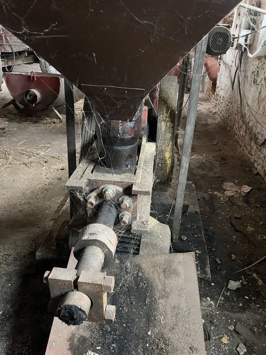 Обляднання для брикетів з соломи