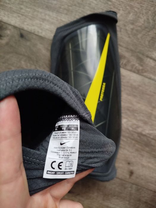 Футбольные щитки Nike