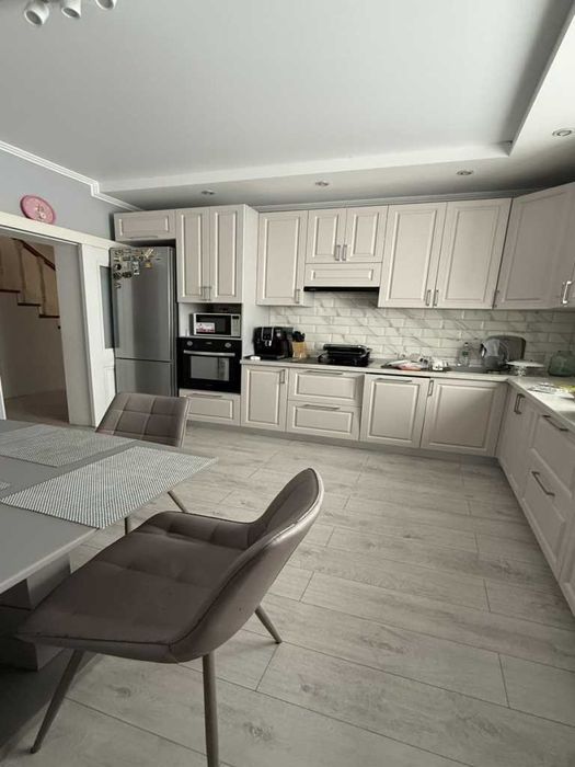 Продам сучасний двоповерховий будинок 180кв.м. з усіма комунікаціями