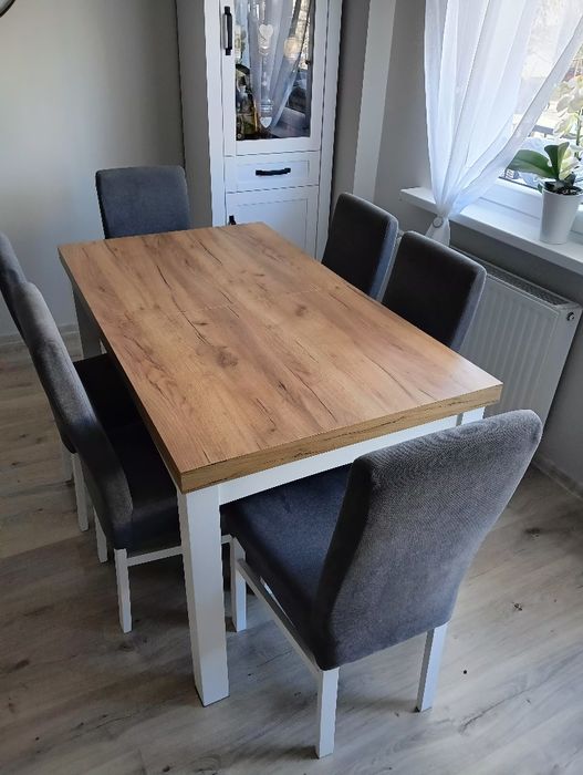 Stół rozkładany z krzesłami