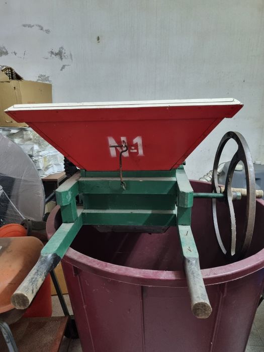 Esmagador de uvas manual