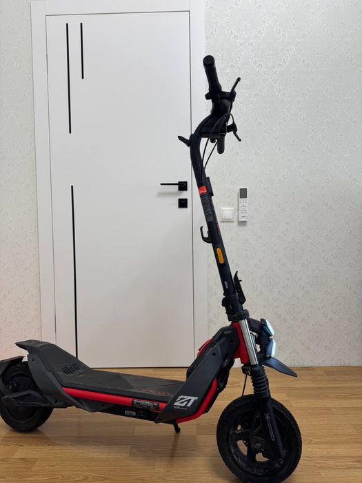 Продам Електросамокат Segway Ninebot ZT3 Pro E