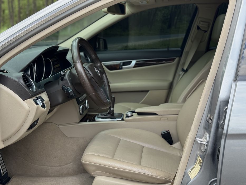 Mercedes-Benz W204 C300 2012 в чудовому стані