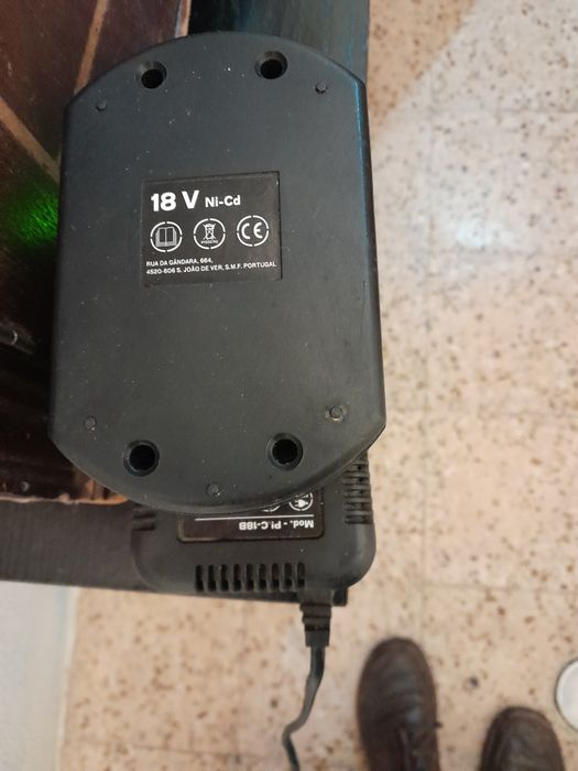 Vendo carregador e bateria bom estado