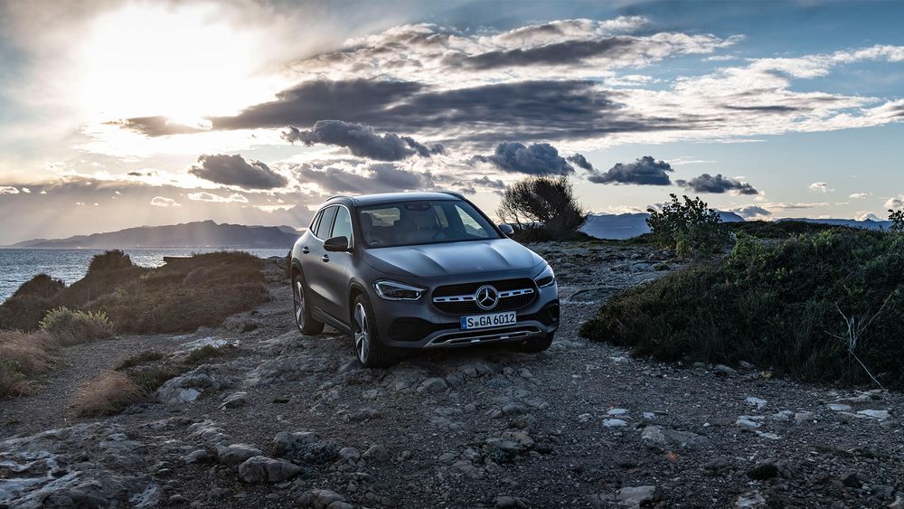Mercedes GLA Crossover grafitowy podczas jazdy w offroadzie