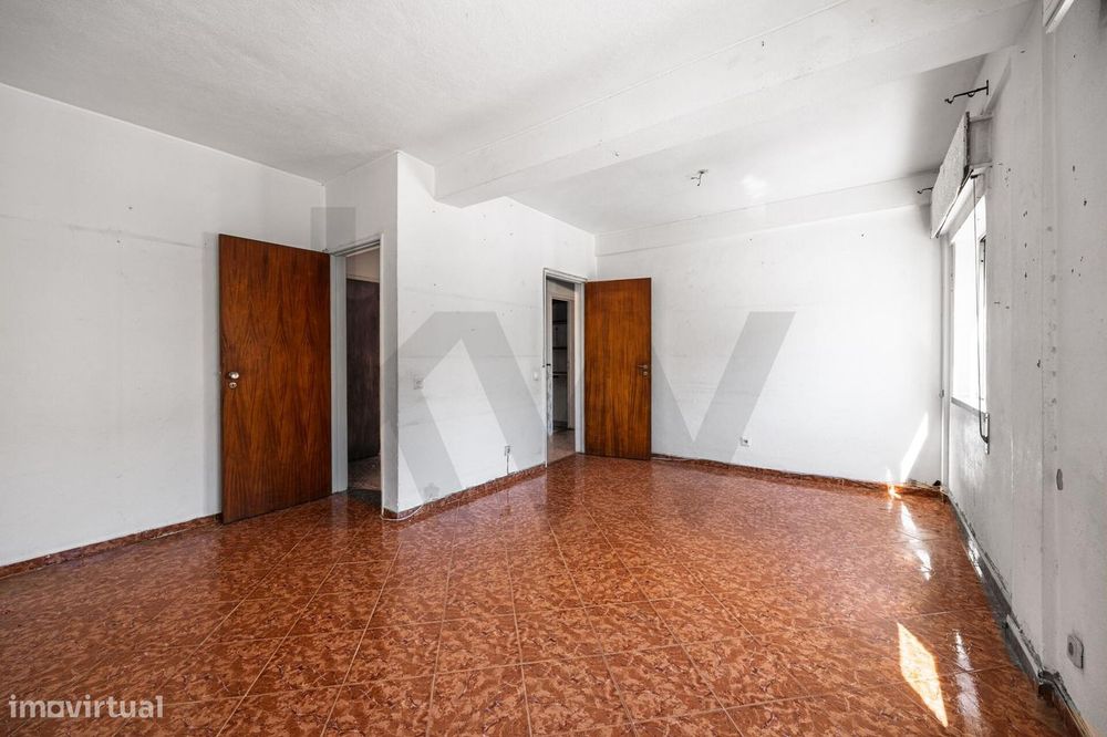 T2 Em Miratejo | Corroios | 1.º Andar | Potencial Para Remodelação Tot