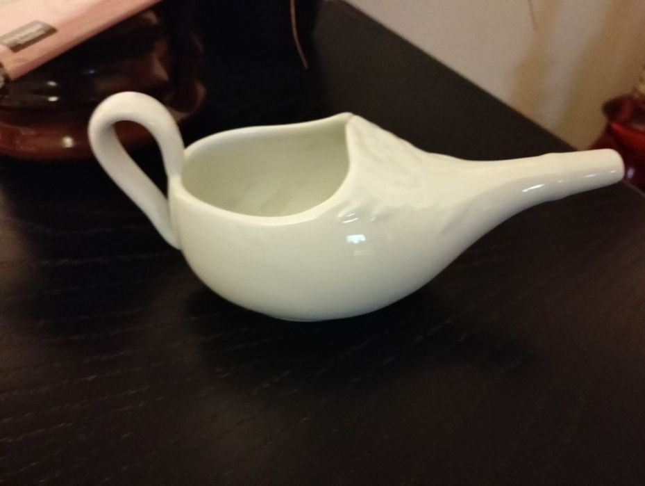 Peça em porcelana - molheira