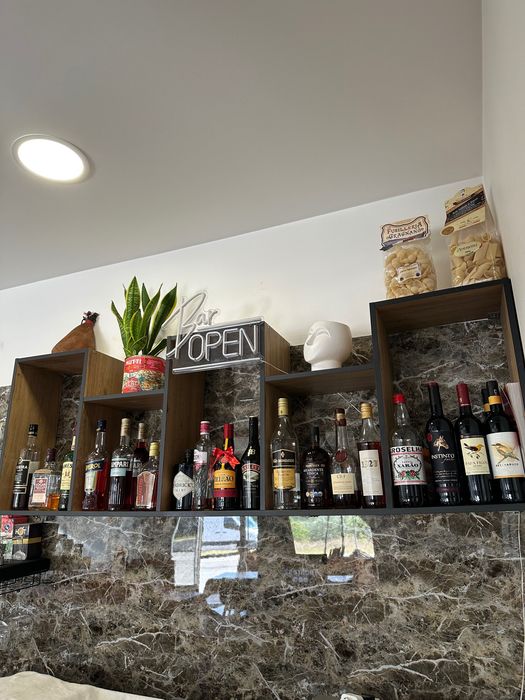 Armário de Parede em Madeira – Ideal para Restaurante, Bar ou Café