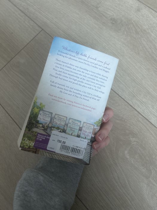 Книга англійською, бестселлер про жіночу дружбу