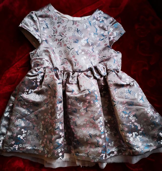 Piękna satynowa sukienka