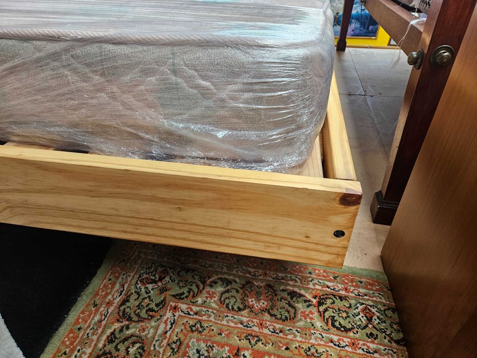 Cama com estrado e colchão - Bom estado geral