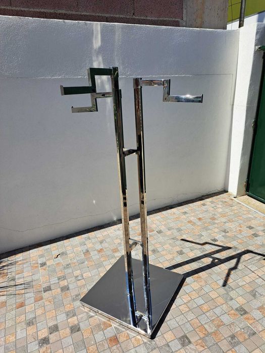 Expositores metálicos para loja – Como novos – 40€ ou 3 por 100€